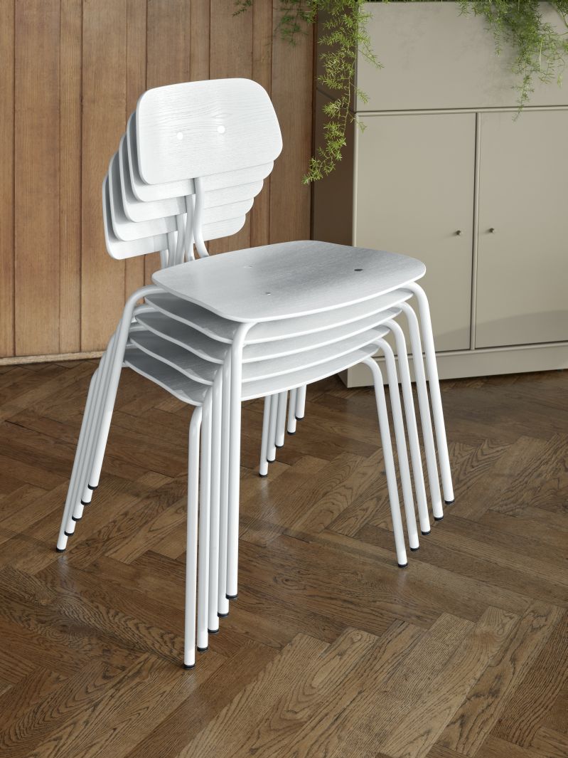 Stapelbare Kevi Stühle mit Eichenholz-Sitzfläche und verchromtem Gestell, modernes Design für Büro und Zuhause.