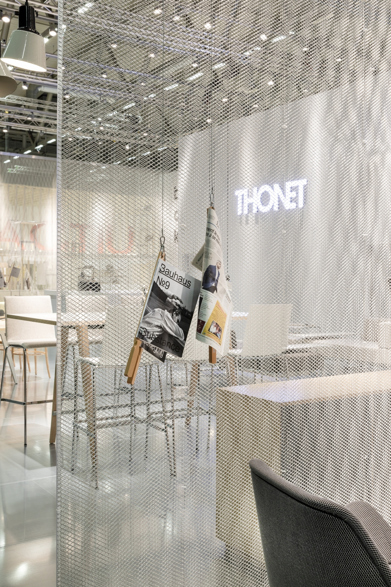 Detailaufnahme: Thonet 1510 Stehtisch im modernen Design, ideal für Büro und Konferenzräume.