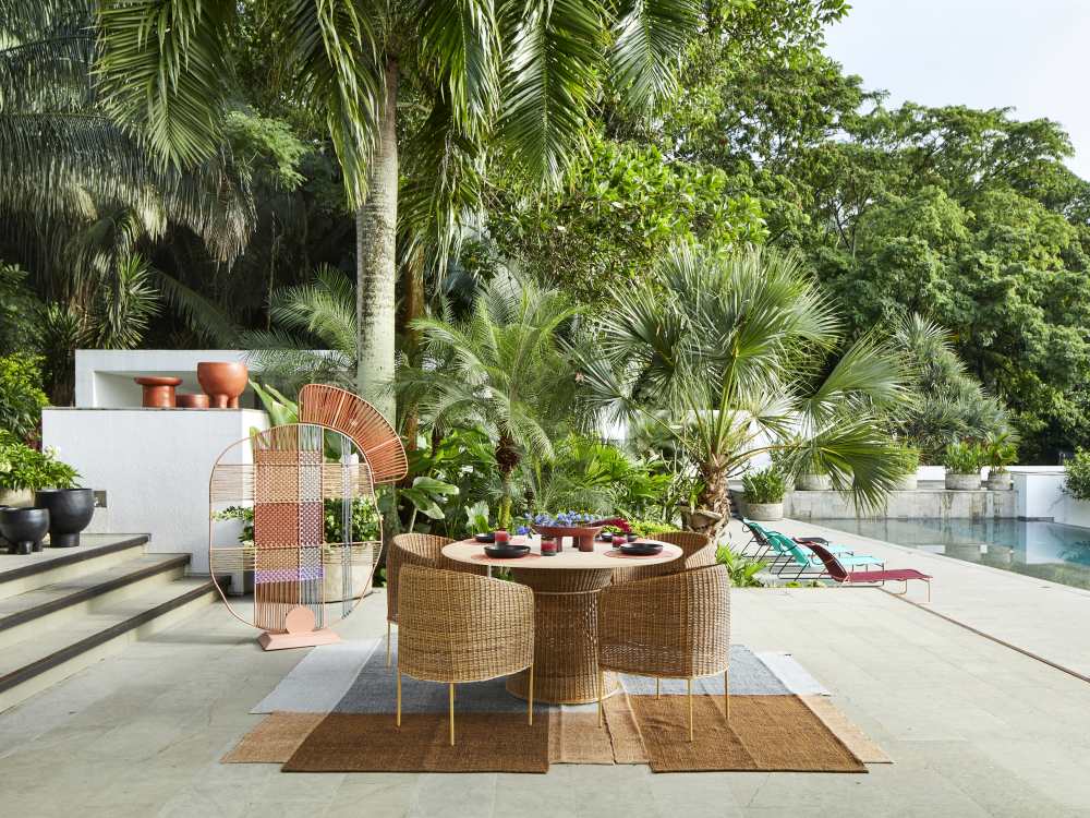 Caribe Natural Dining Chair: Outdoor Stuhl aus Rattan und Naturmaterialien in tropischer Umgebung.