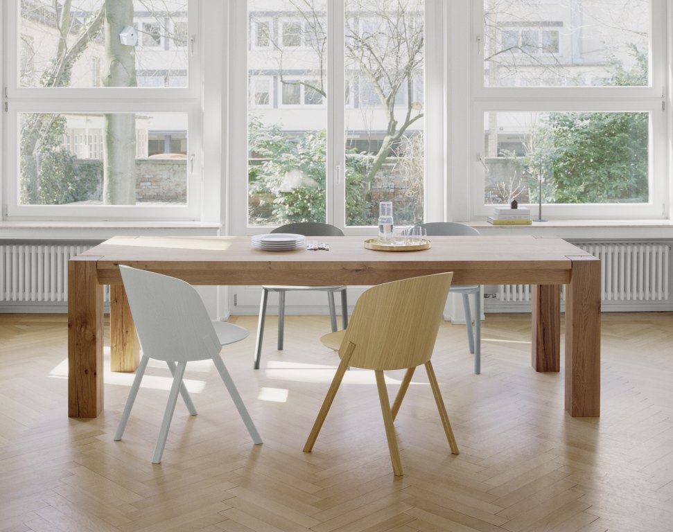 TA04 Bigfoot Tisch e15 aus Massivholz, Esstisch mit Stühlen in hellem Raum.