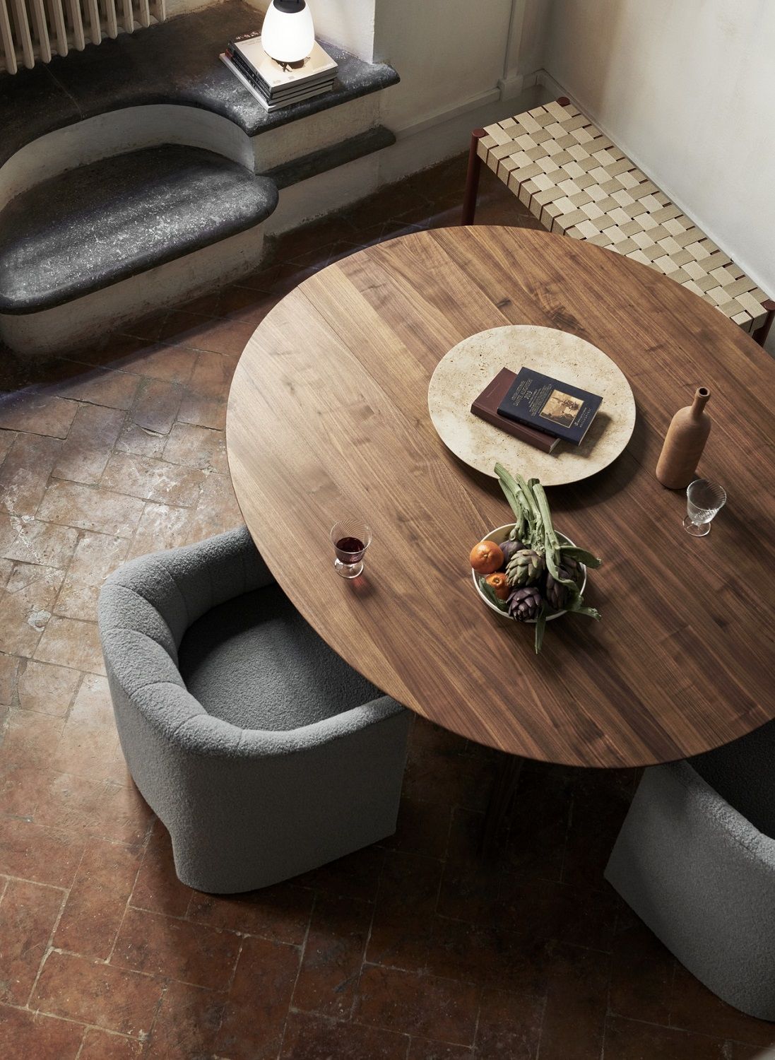 Ansicht von oben auf den runden AndTradition Esstisch Drop Leaf HM6 aus Holz mit Stühlen.