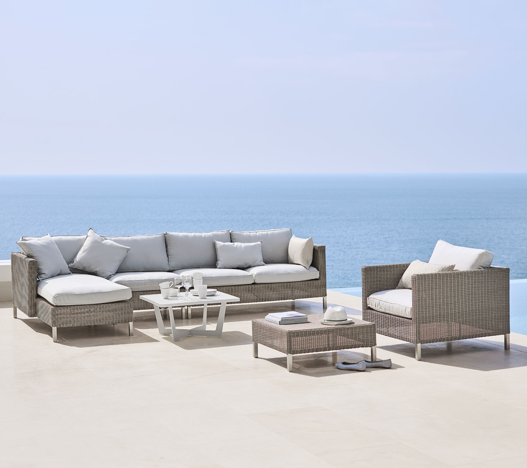 Cane-Line Connect Modulsofa mit Chaiselongue links, graues Rattan, Outdoor-Möbel mit Meerblick.