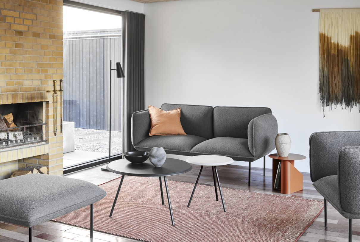 Schwarzer Soround Beistelltisch von Woud aus Eiche im modernen Wohnzimmer mit Sofa.