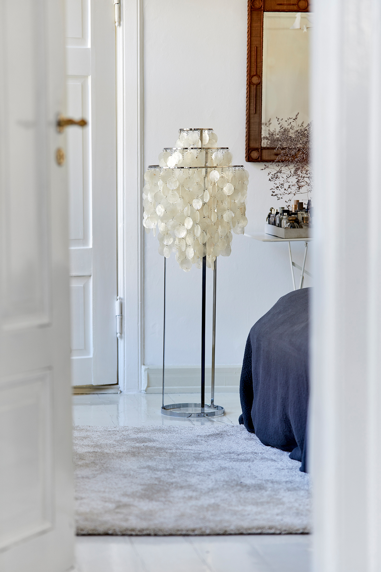 FUN 1STM Stehleuchte von Verpan mit Muscheln in hellem, modernem Schlafzimmer.