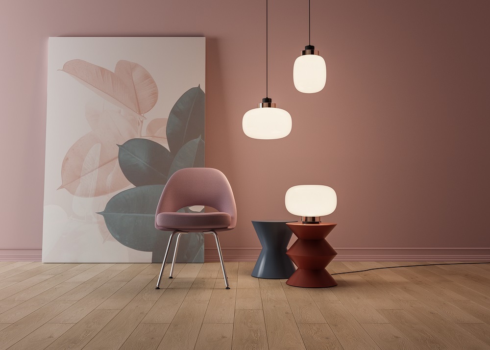 Zwei Tooy Pendelleuchten und eine Tischleuchte der Serie Legier 557 im Interieur.