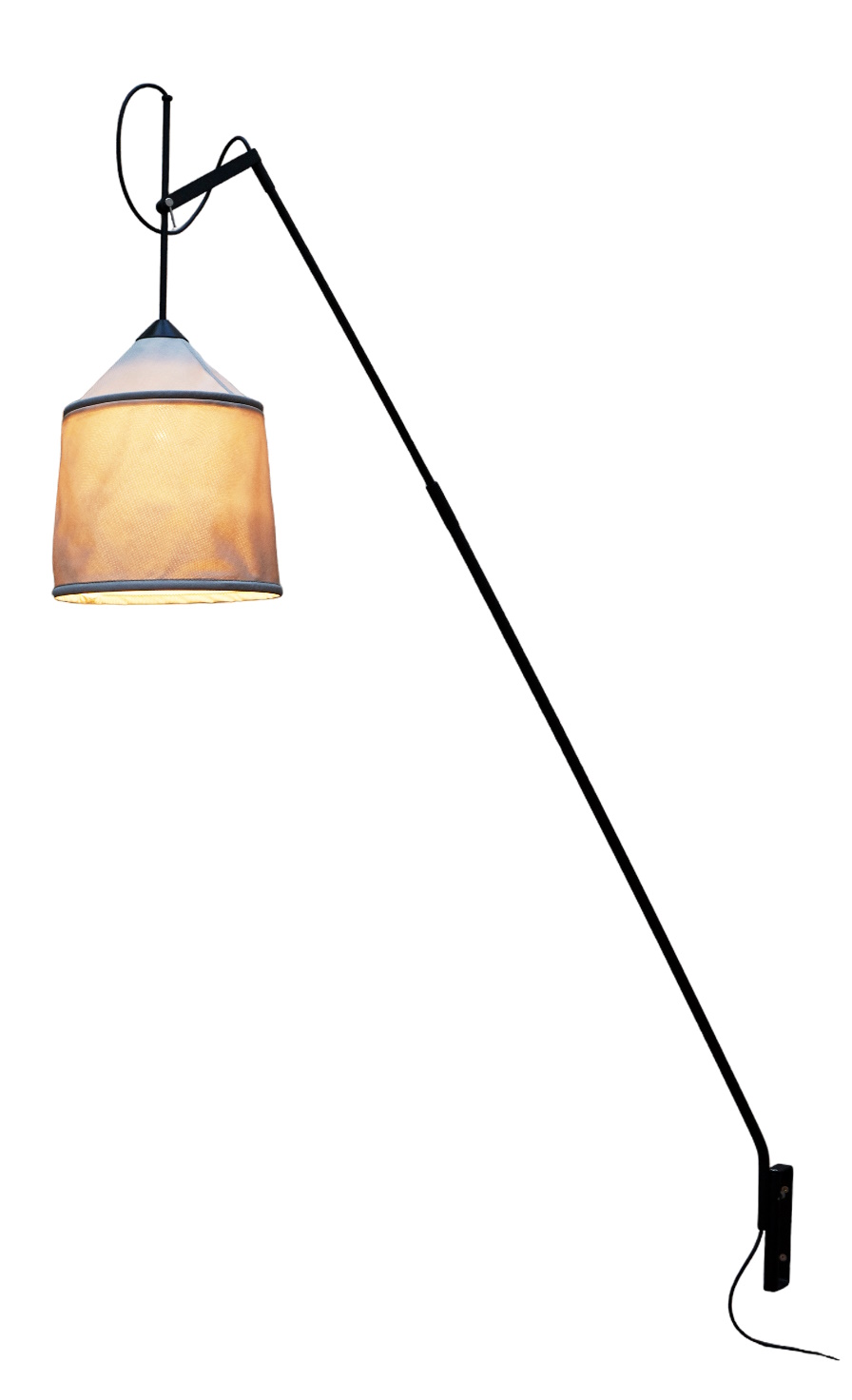 Jaima P307 Wandleuchte von Marset mit Stoffschirm und schwarzem, verstellbarem Arm.