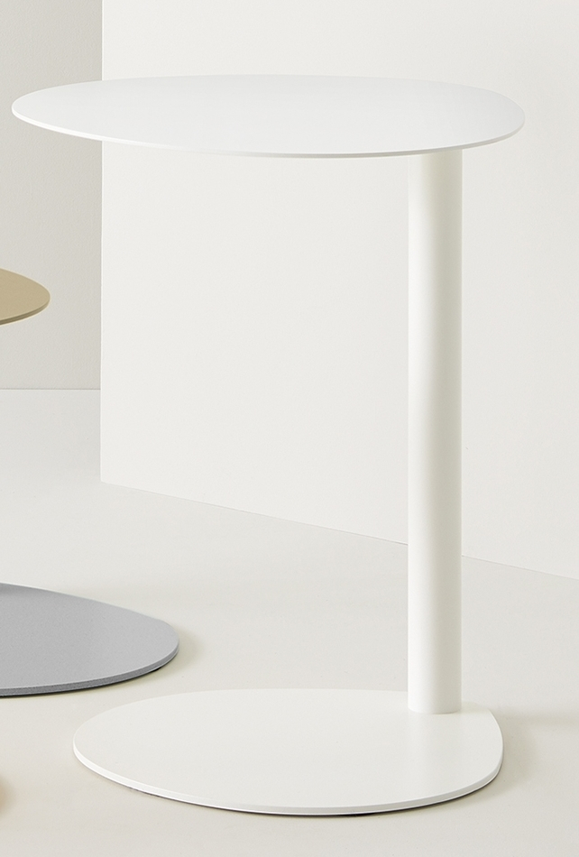 Weißer Easy Boy Beistelltisch von Segis, mittelgroß, mit runder Tischplatte und Fuß.