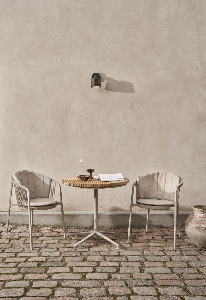 Lagrasse Outdoor Tisch von Vipp mit zwei Stühlen auf einer Terrasse.