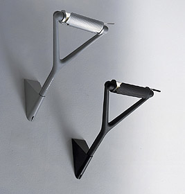 Zwei moderne Lola Wandleuchten von Luceplan in Grau und Schwarz an einer Wand.