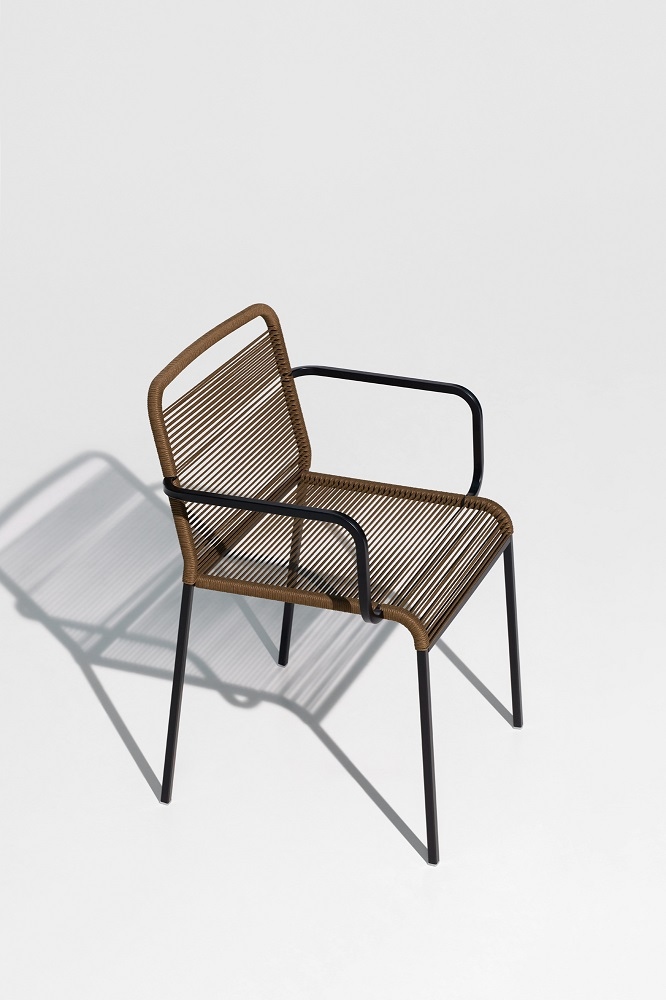 ARIA S43 Armlehnenstuhl für den Außenbereich, stapelbar, mit brauner Bespannung und schwarzem Gestell.