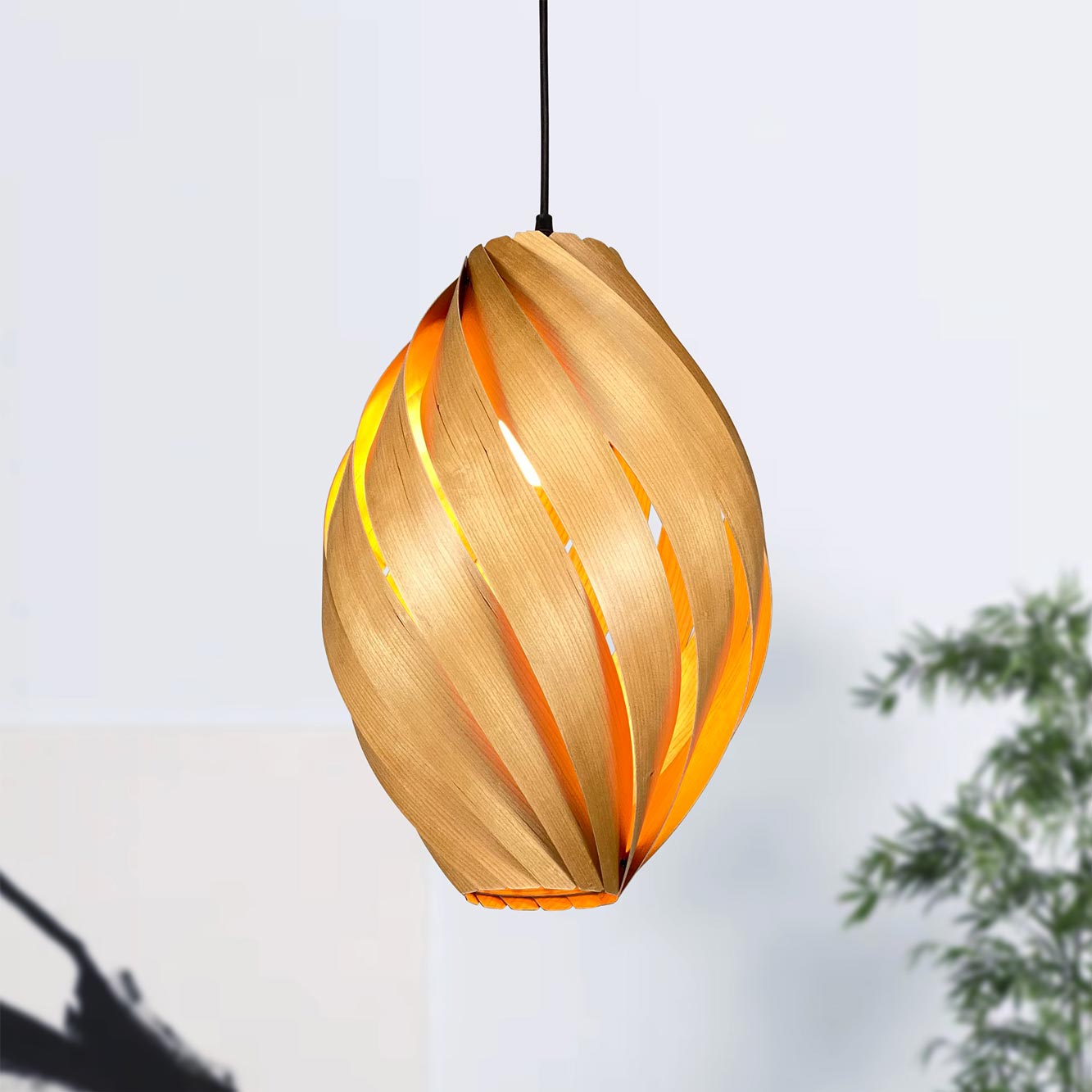 Ardére Hängeleuchte aus Kirschbaumholz, rundliches Design, moderne Pendelleuchte für Wohnzimmer und Essbereich.