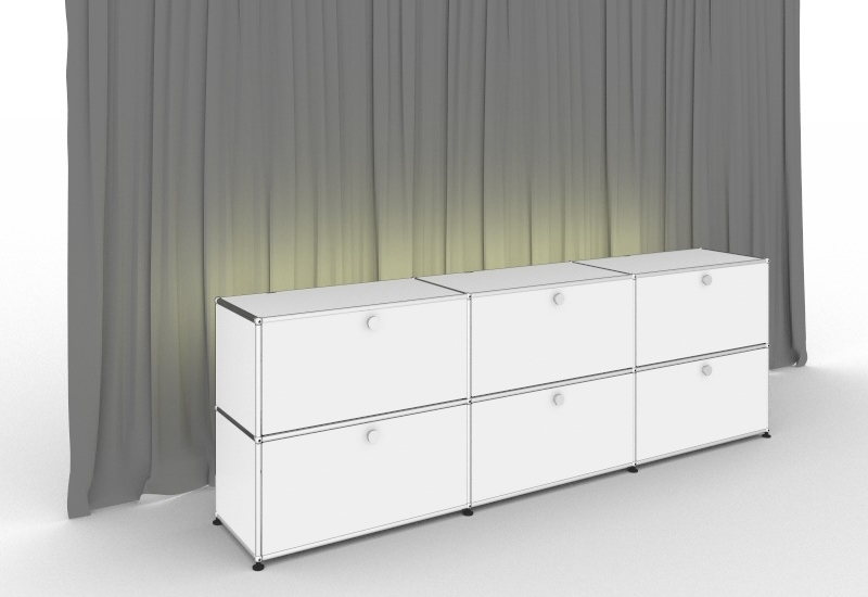 Weißes USM Haller Sideboard mit Beleuchtung und sechs Klapptüren vor grauem Vorhang.