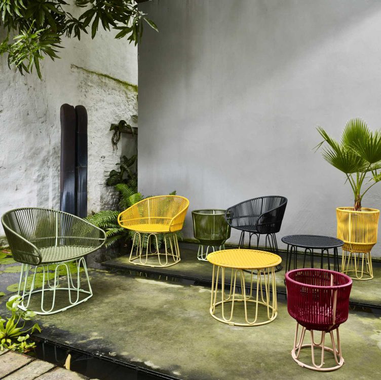 Farbenfrohe Outdoor Möbel von Ames: Circo Beistelltisch und passende Stühle in Gelb, Grün, Schwarz und Rot.