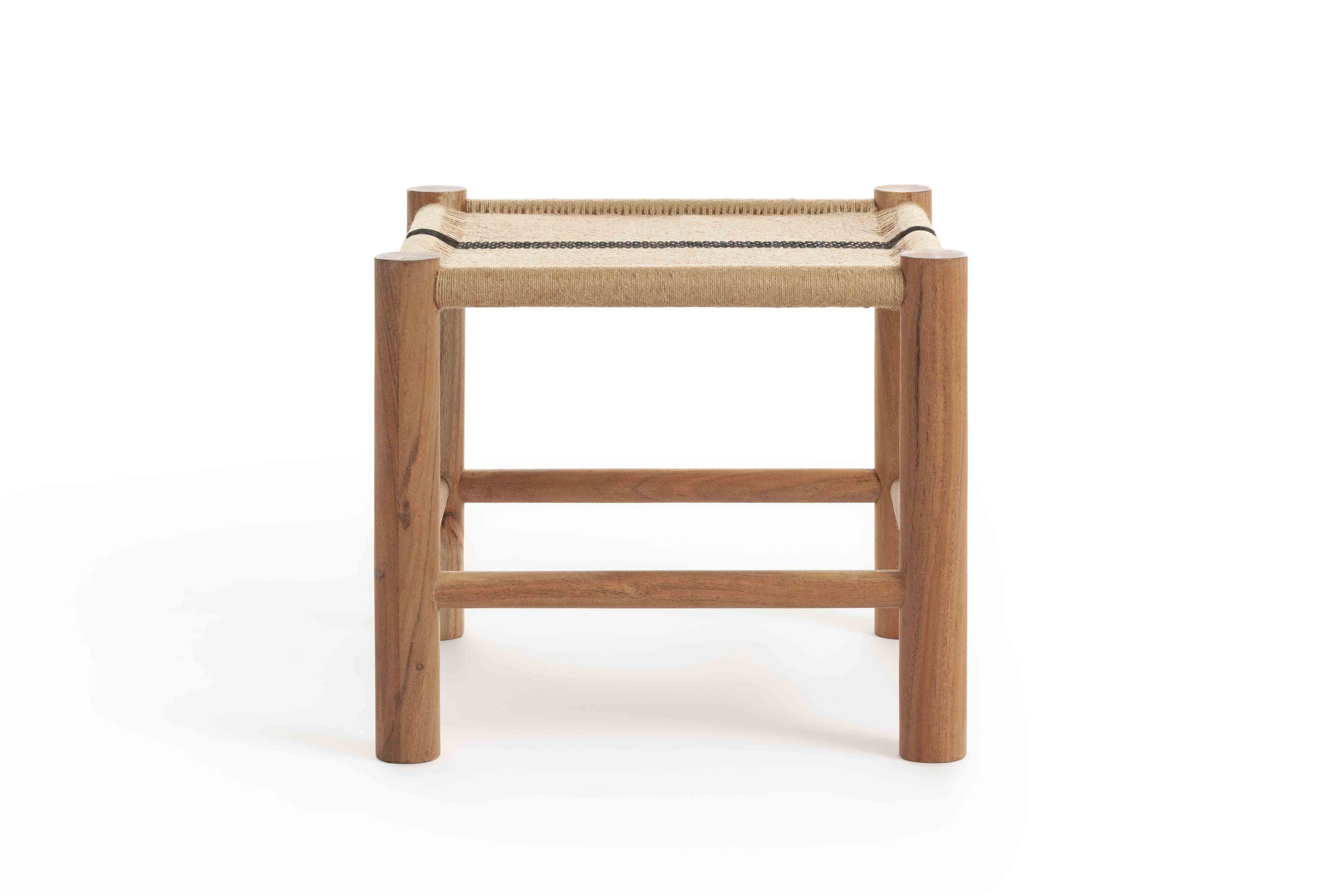 Roots Hocker: Einzelner Holz Hocker mit geflochtener Sitzfläche, ideal als Sitzmöbel und Dekoration.