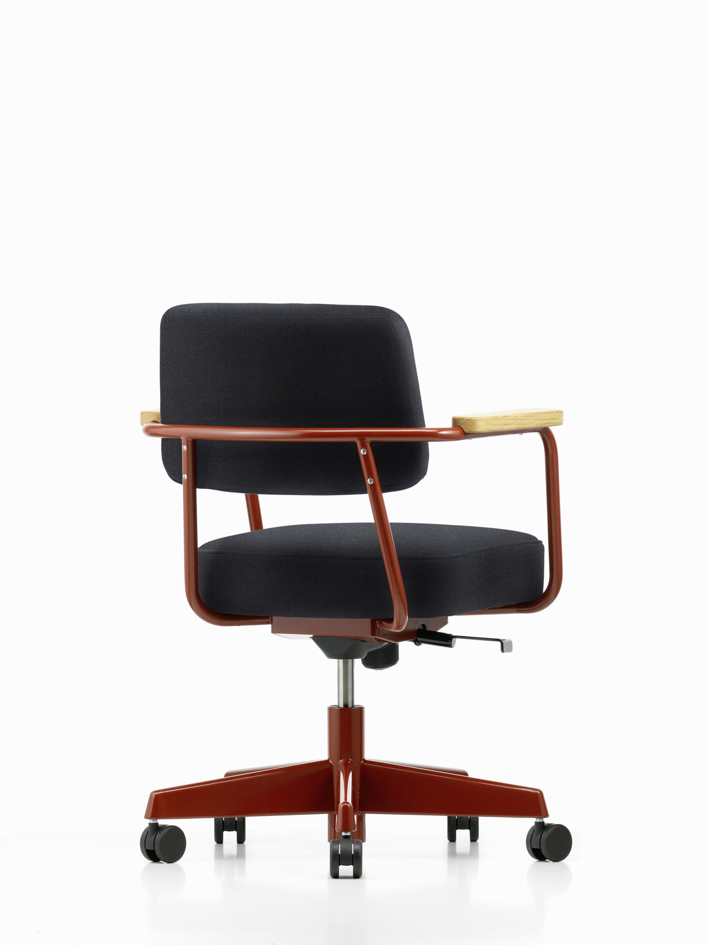 Vitra Fauteuil Direction Pivotant Bürostuhl mit schwarzem Bezug und rotem Gestell.