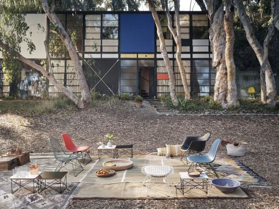 Eames Plastic Side Chair LSR Stuhl Vitra in verschiedenen Farben im Garten. Designklassiker.