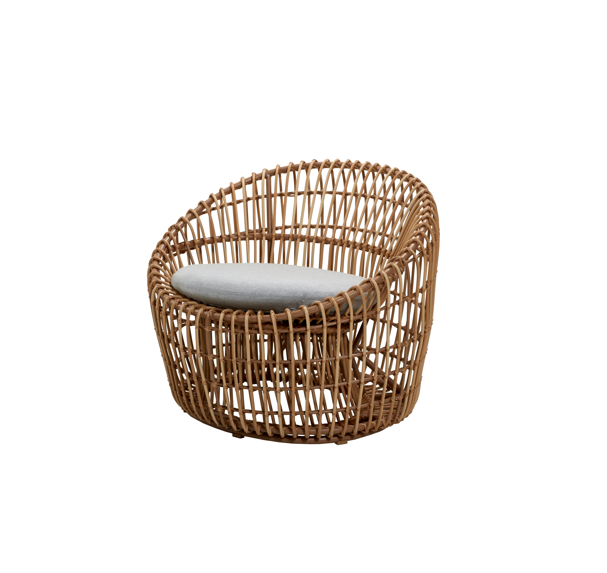 Nest Sessel von Cane-Line: Runder Outdoor-Sessel aus Rattan mit grauem Kissen. Gartenmöbel für Terrasse.