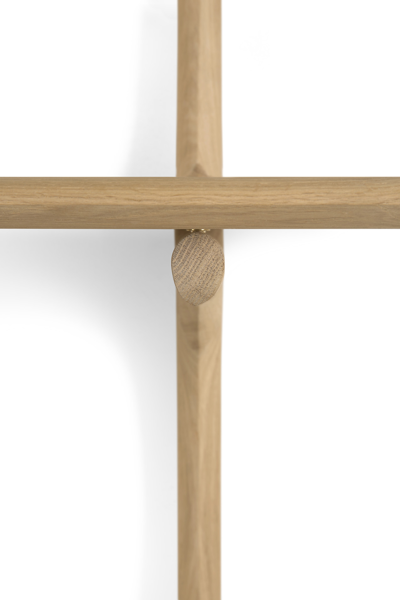 Detailaufnahme: Ethnicraft PI Wandregal aus massivem Eichenholz, modernes Design für die Wandmontage.