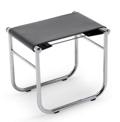 Schwarzer Leder Cassina Hocker / Tabouret mit verchromtem Stahlrohr Gestell.