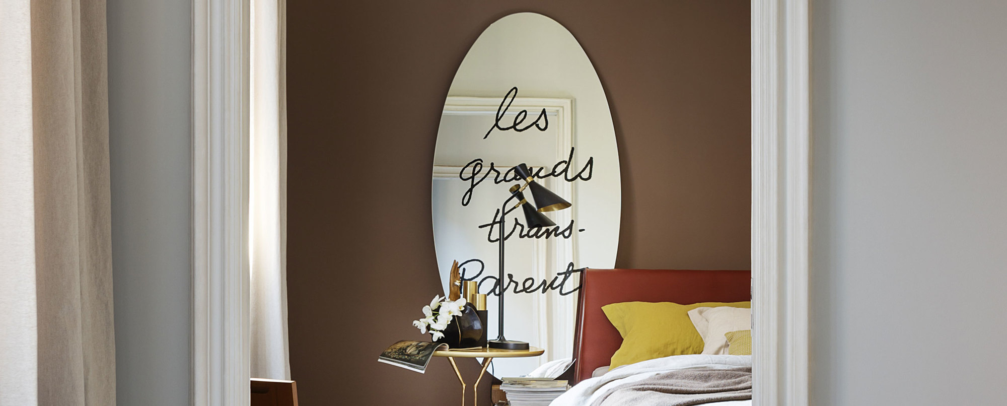 Ovaler Cassina Spiegel "Les Grand Trans-Parents" mit Schriftzug im Schlafzimmer, modernes Design Möbel.