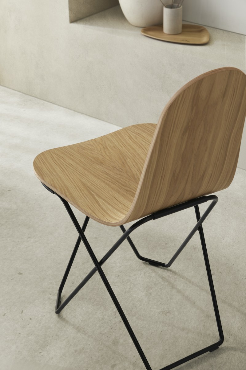 Cactus Stuhl mit hellem Holz und schwarzem Metallgestell, moderner Designstuhl für Wohnzimmer und Esszimmer.