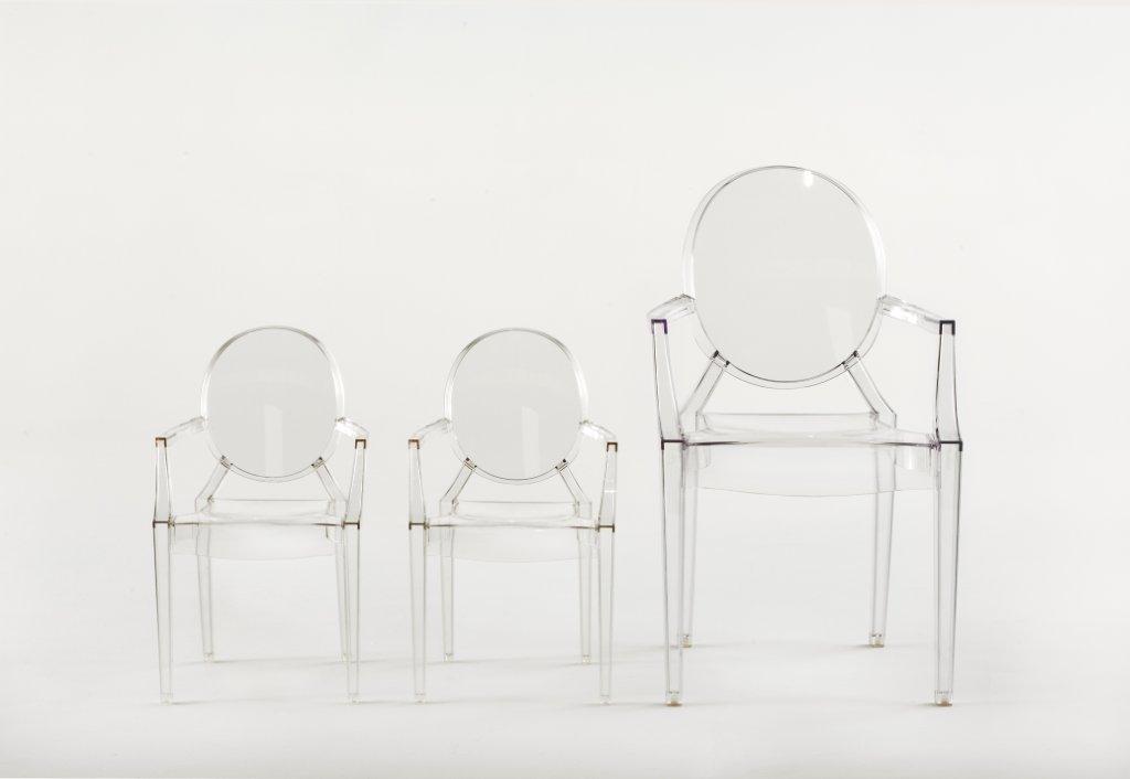Drei transparente Lou Lou Ghost Kinderstühle von Kartell in verschiedenen Größen auf weißem Hintergrund.