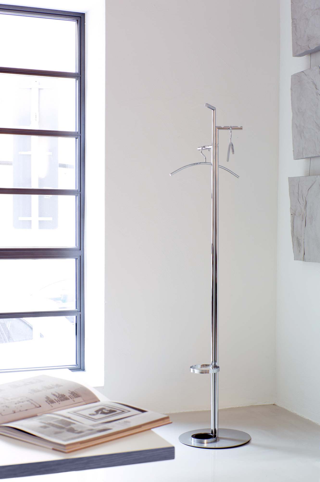 Zinox Garderobenständer von Schönbuch, moderner, verchromter Kleiderständer mit Schirmständer und Kleiderbügel, freistehend im minimalistischen Interieur.