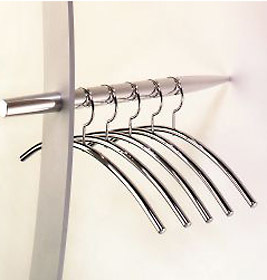 Silberne Cascando Kleiderbügel aus Chrom an einer Garderobe, elegante und moderne Aufbewahrung für Kleidung.