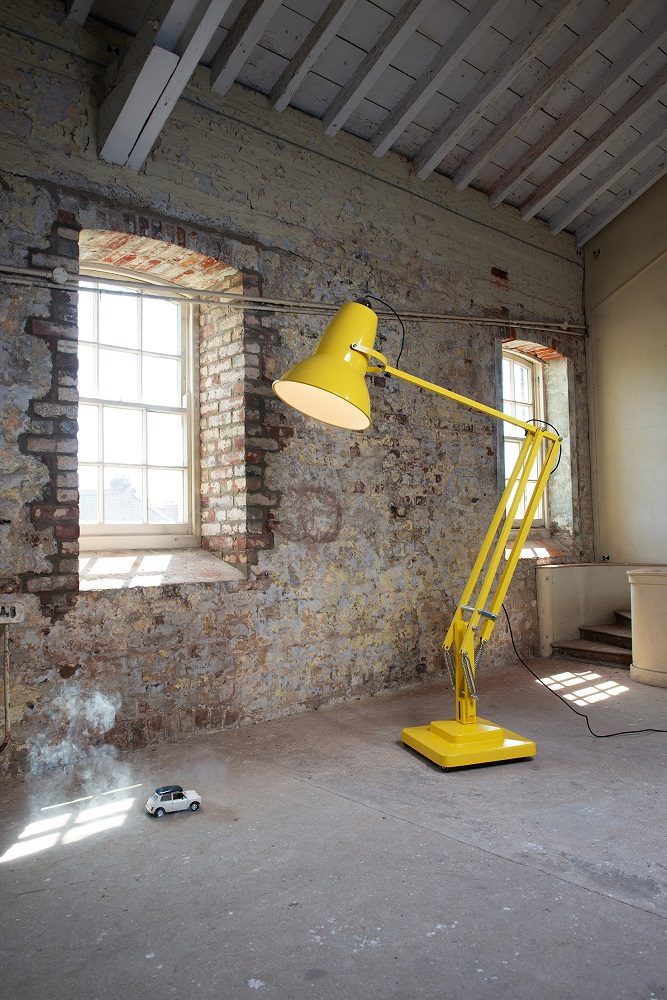 Gelbe Anglepoise Original 1227 Giant Stehleuchte im Innenraum, flexible Schwenkarm-Leuchte für Wohnzimmer und Büro.
