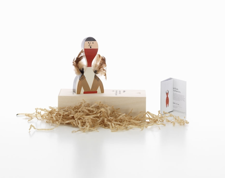 Holzfigur Vitra No 10, dekorative Holzpuppe mit Federn, auf Holzkiste mit Zertifikat, Sammlerstück.