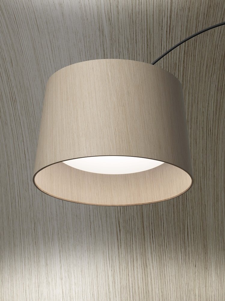 Detailaufnahme der Twiggy Wood LED Stehleuchte von Foscarini mit Lampenschirm aus hellem Holz.