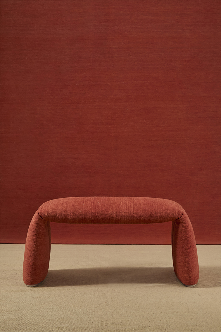 Safranrote Bank "Folded Colors" von Nanimarquina: Gepolsterte Sitzbank für Wohnzimmer und Wartebereiche.