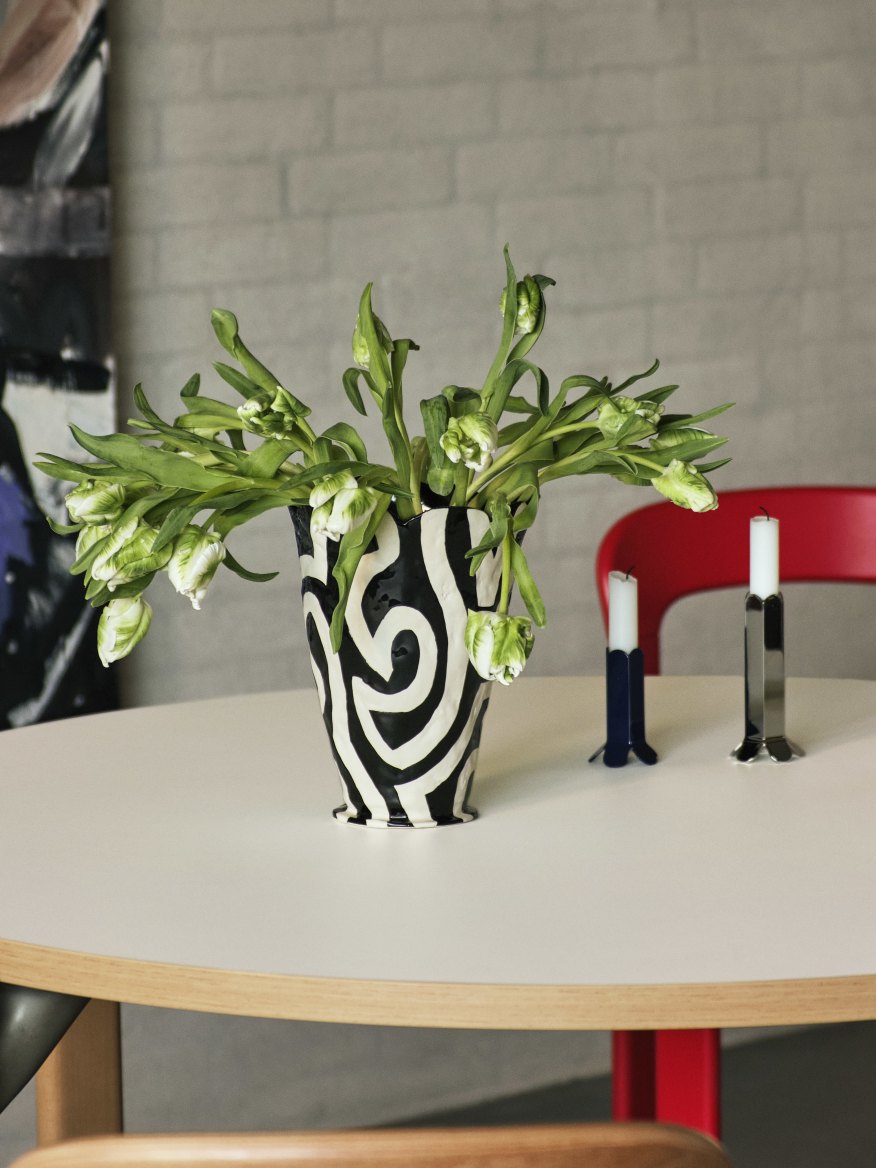 Jessica Hans Shadow Vase von Hay mit Tulpen auf einem Tisch, dekorative Keramikvase.