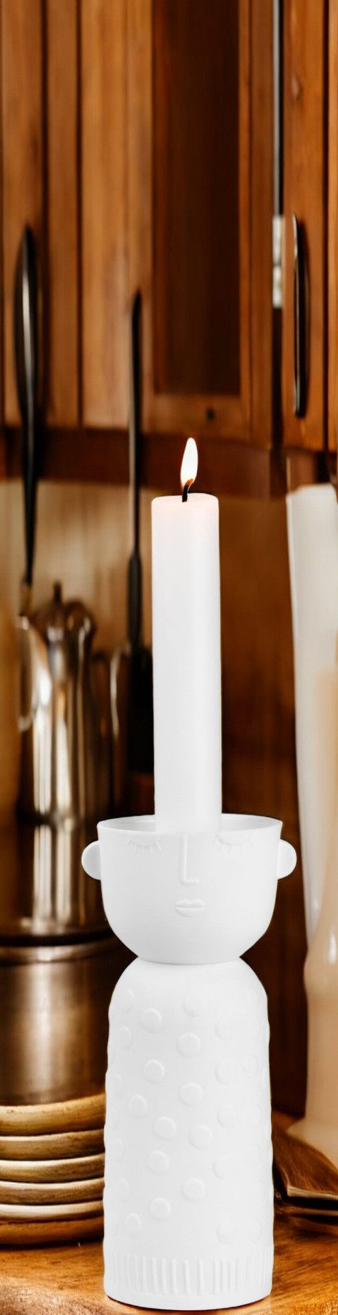 Bild eines weißen Räder Lichtgestalt Luna Kerzenhalters mit brennender Kerze als Dekoration.