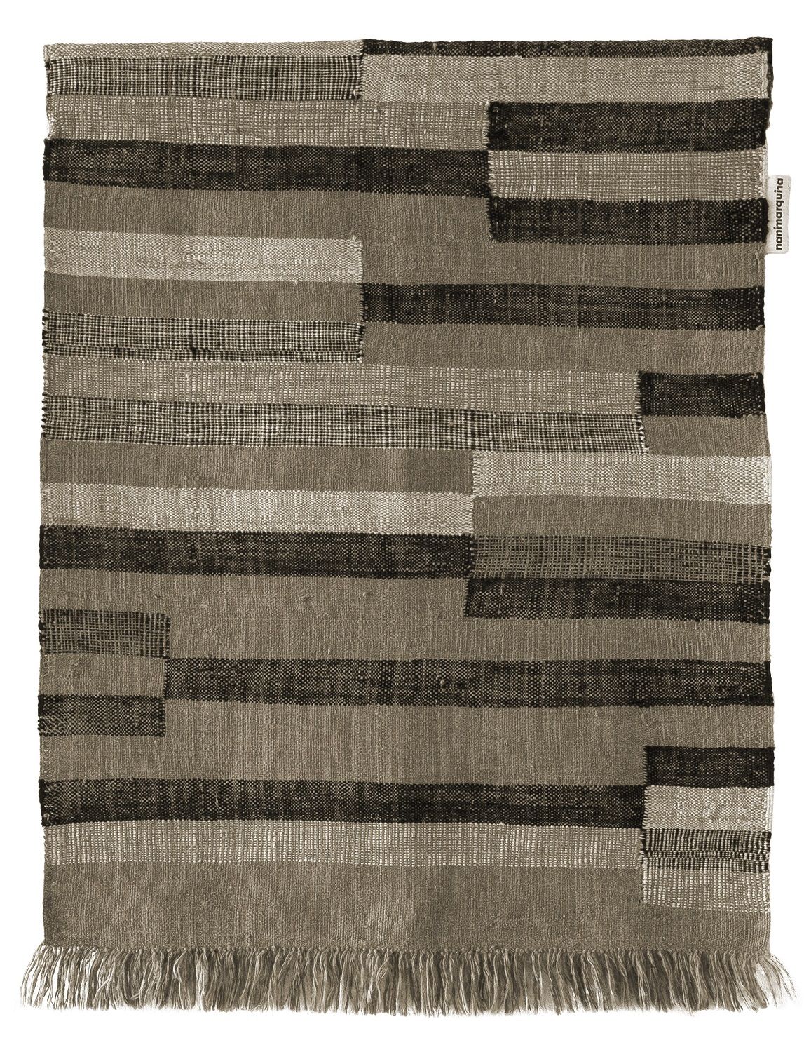 Nanimarquina Improvisación Tapisserie: Handgewebter Wandteppich mit abstraktem Streifenmuster in Erdtönen und Fransen.