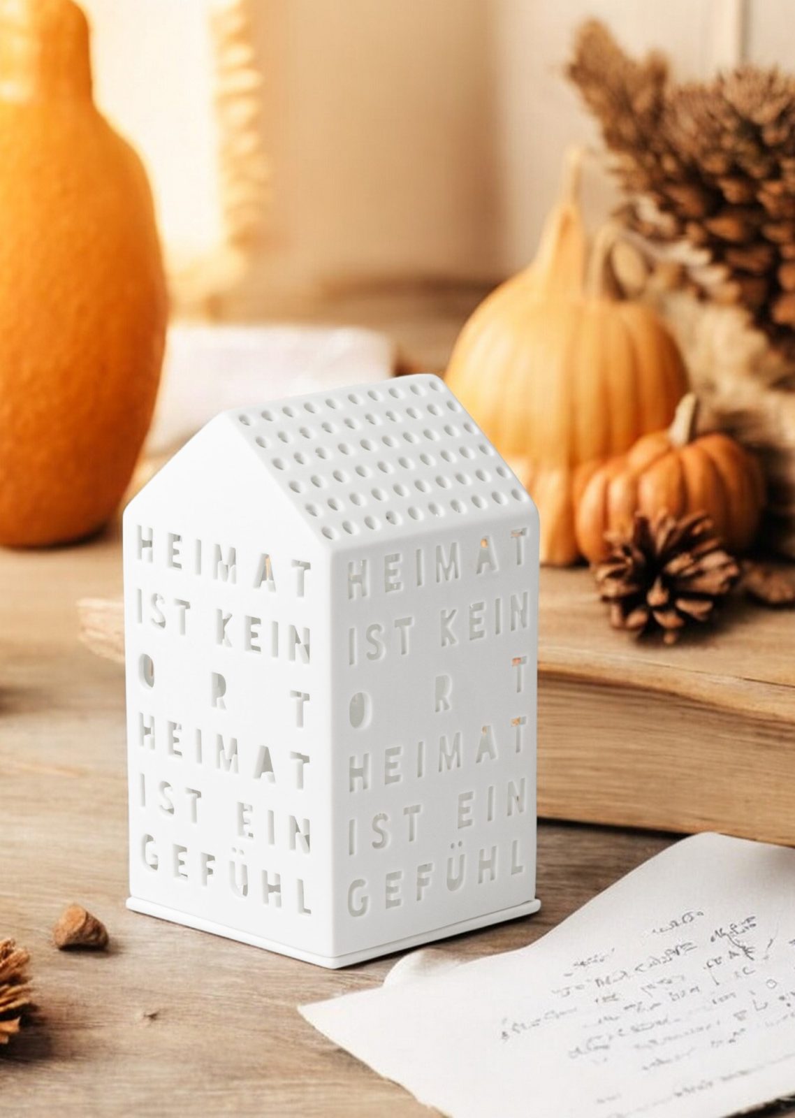 Weißes Lichthaus "Heimat ist kein Ort" von Räder, stimmungsvolle Dekoration für Zuhause.