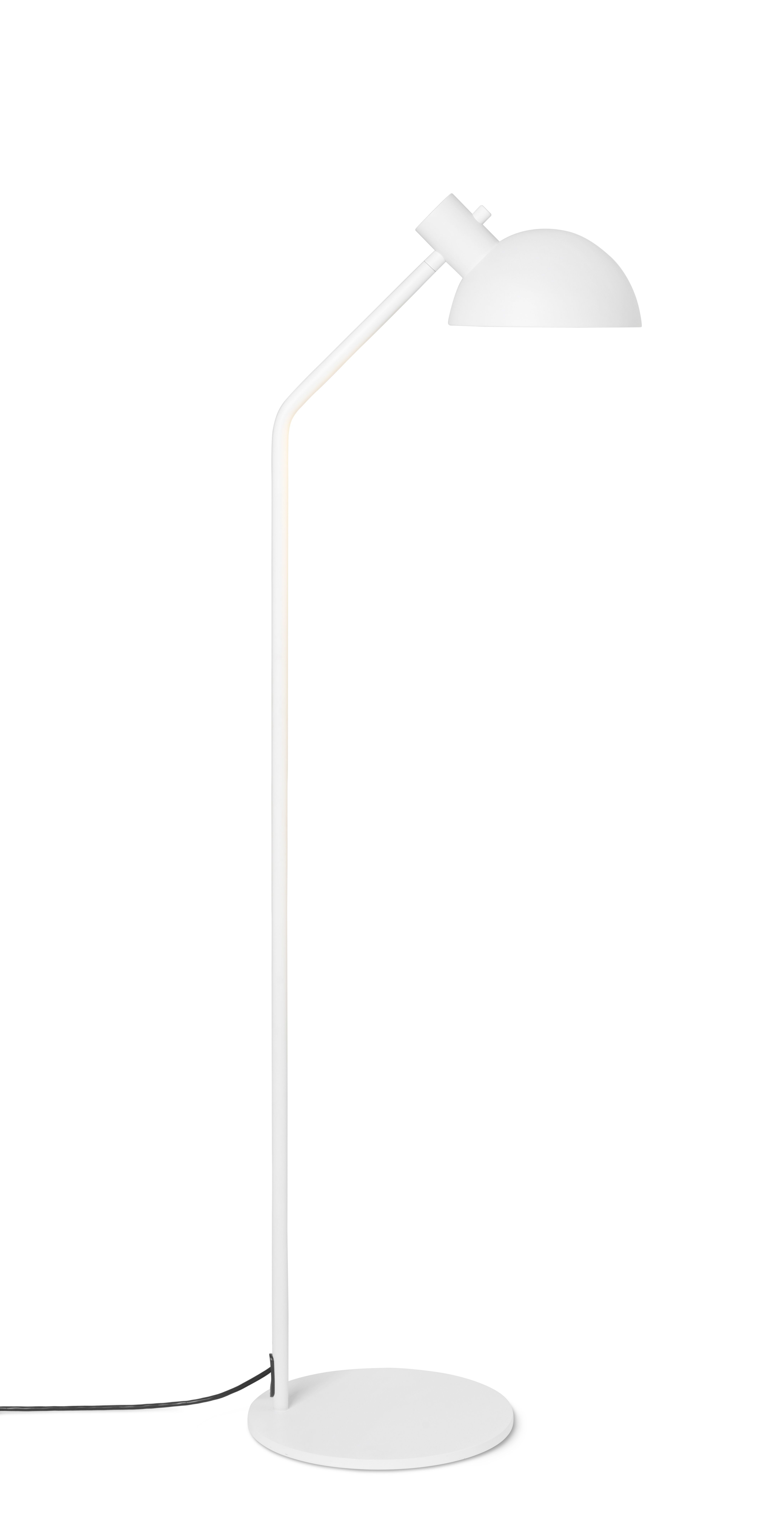 Weiße MO320 Stehleuchte von Carl Hansen & Søn mit rundem Fuß und Lampenschirm.