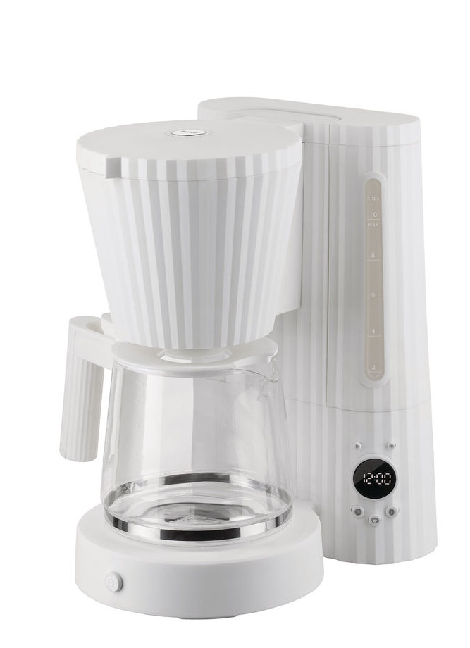 Weiße Alessi Plissé Filterkaffeemaschine MDL14 mit Glaskanne und digitaler Anzeige für frischen Filterkaffee.