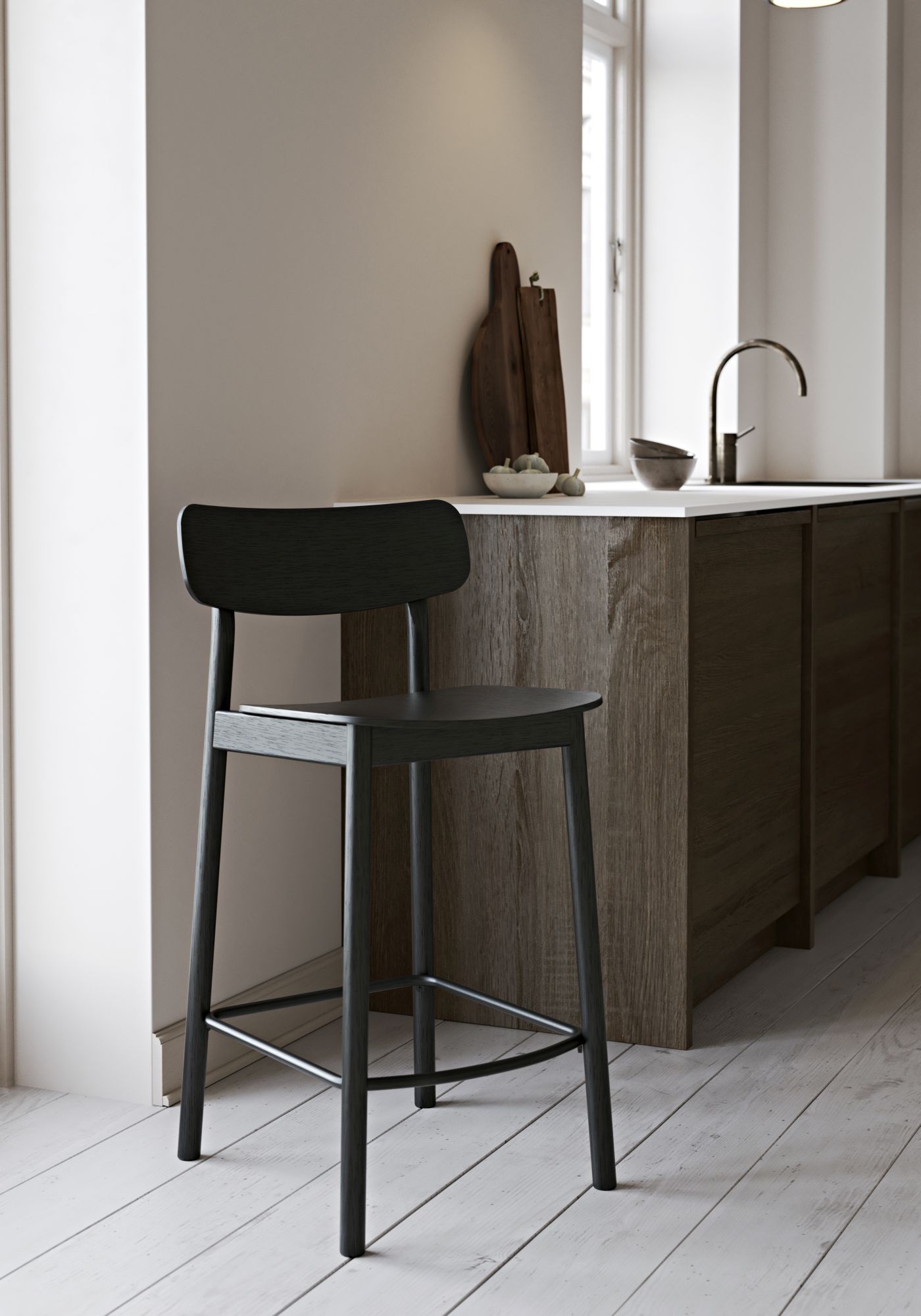 Schwarzer Soma Thekenstuhl von Woud aus Esche vor einer Kücheninsel. Moderner Barhocker.