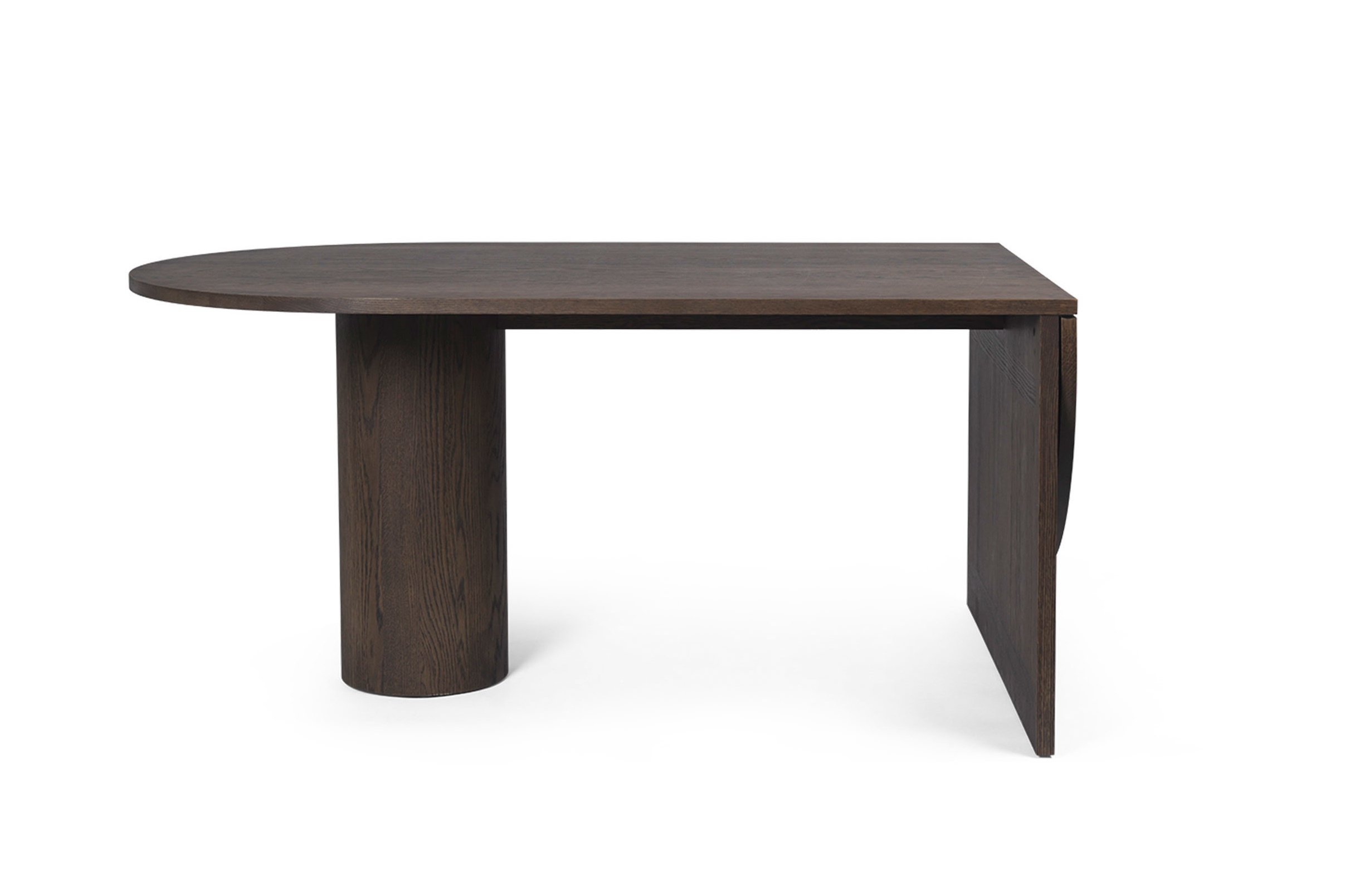 Pylo Esstisch von Ferm Living aus dunkel gebeizter Eiche mit runder Tischplatte und Ausziehfunktion.