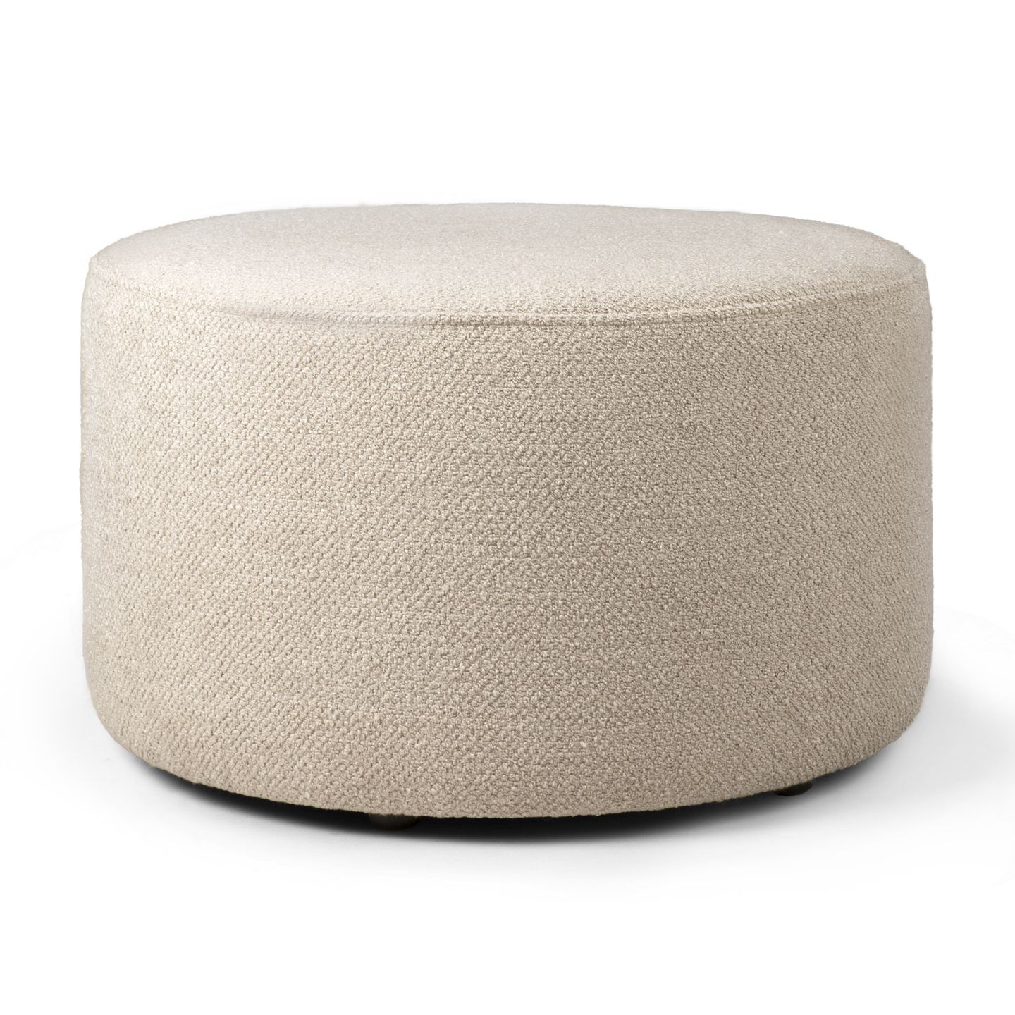 Barrow Sitzhocker in Off White: Runder Hocker mit Textur, ideal als Fußhocker oder Sitzgelegenheit.