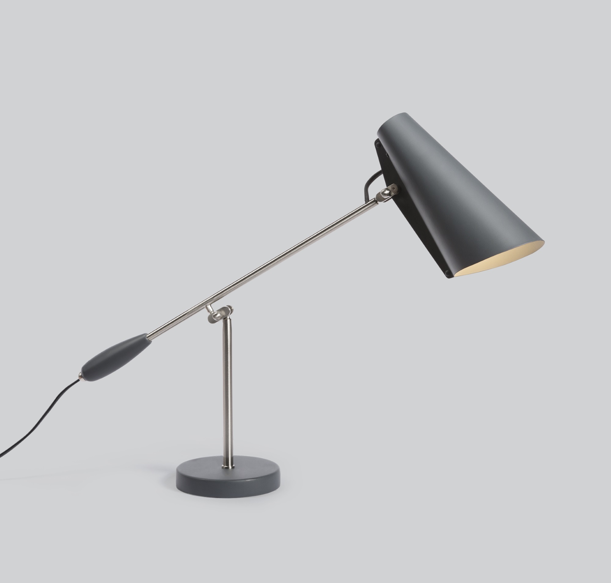 Birdy Tischleuchte in Schwarz: Moderne Schreibtischlampe mit verstellbarem Arm und konischem Lampenschirm.