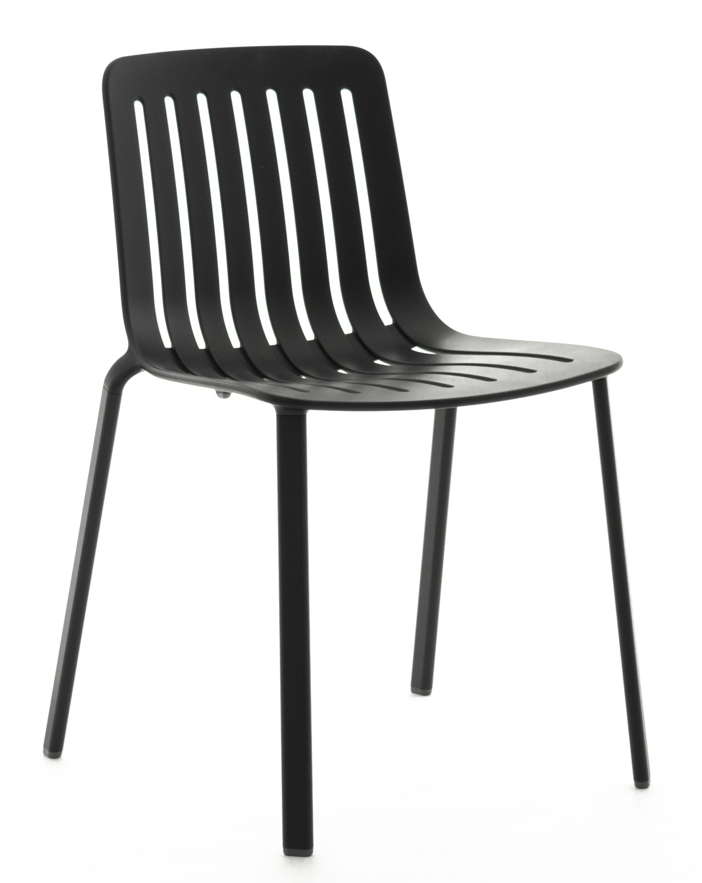 Schwarzer Plato Stuhl von Magis mit vertikalen Streben im Rücken und vier Beinen.