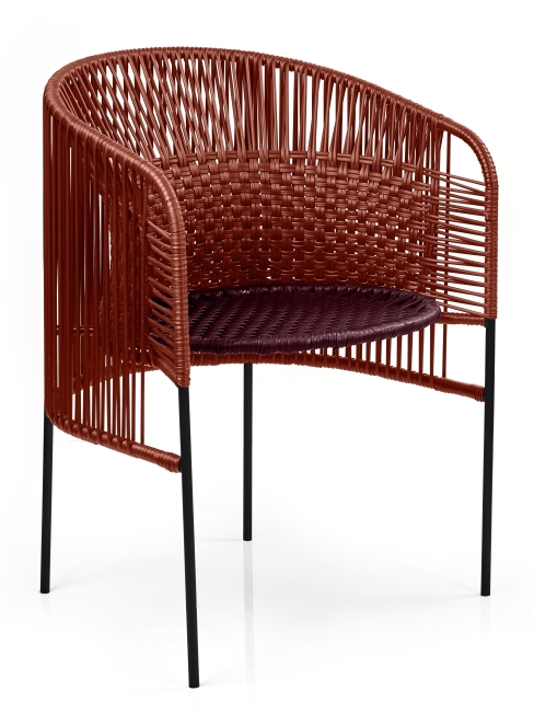 Brauner Caribe Chic Dining Chair von ames, ein Outdoor-Stuhl mit geflochtener Sitzfläche.