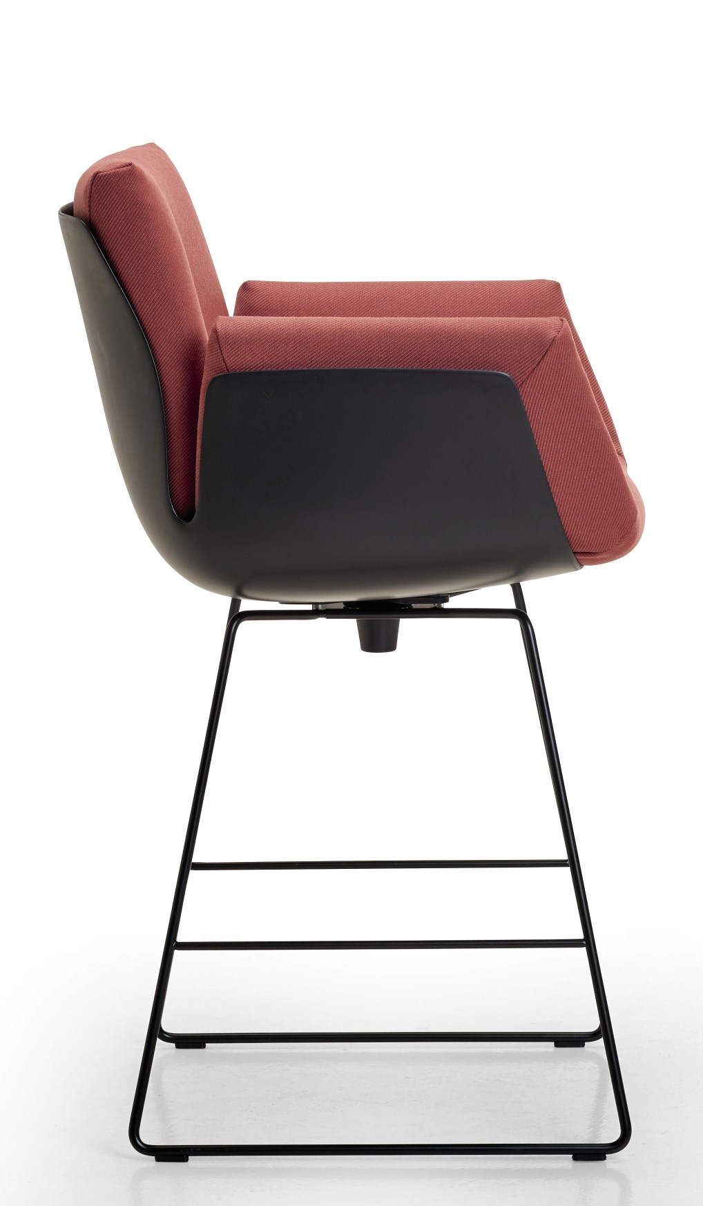 Alvo Barstuhl mit Drahtgestell, seitliche Ansicht. Roter Sitz und schwarze Kunststoffschale.