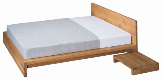 SL02 MO Bett von e15 aus Eiche, 185x70 cm, ohne Lattenrost und mit Nachttisch.