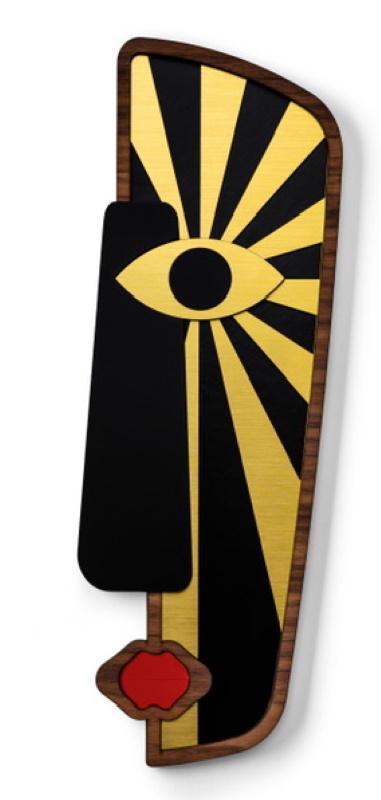 Abstrasso Wandschmuck: Einzigartige, abstrakte Wanddeko aus Holz mit goldenem Auge und roten Lippen.