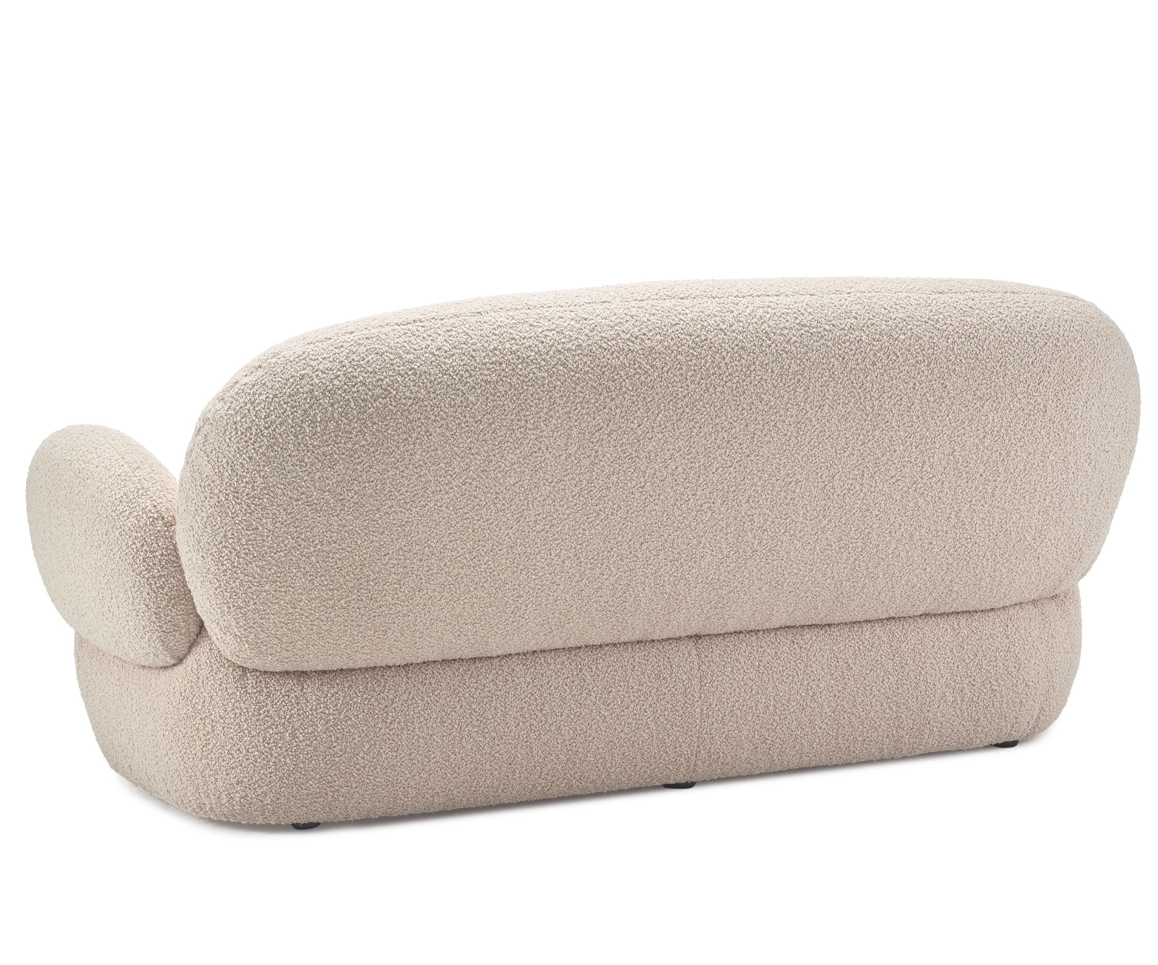 Rückansicht der Nana Couch von Freifrau Manufaktur in beigem Bouclé-Stoff. Design Sofa für Wohnzimmer.