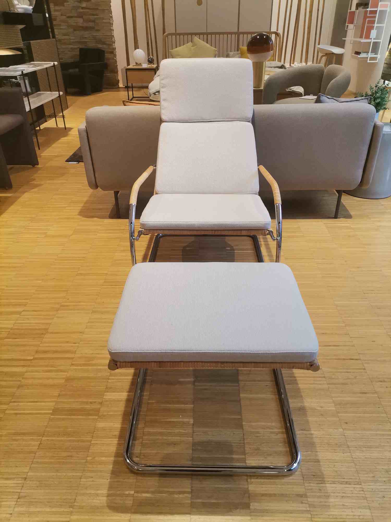 D35-1 Kragsessel mit Hocker NATURGEFLECHT / STOFF II ARCO CALLA Tecta AUSSTELLUNGSSTÜCK