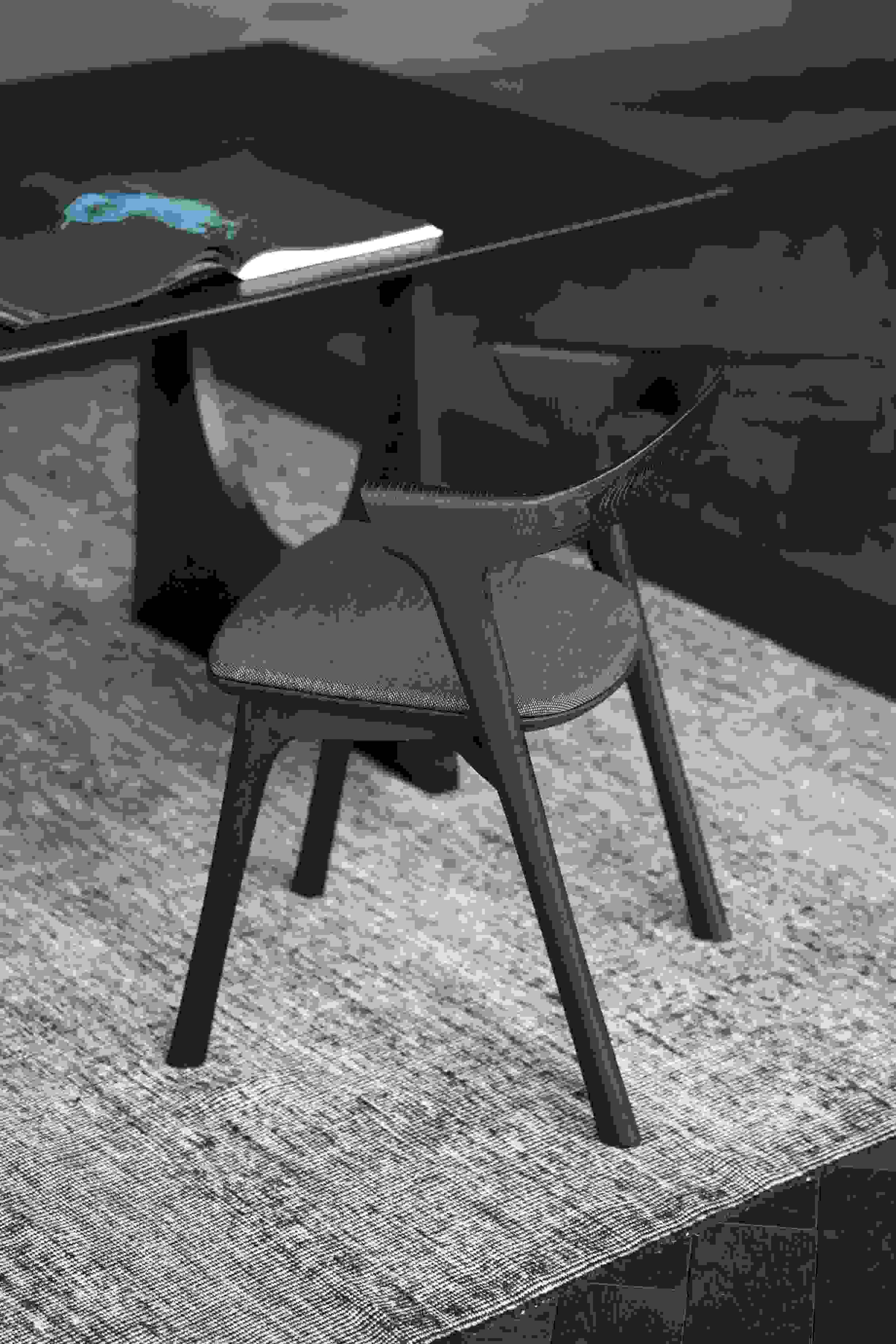 Bok Stuhl Eiche braun / Stoff Schwarz Ethnicraft